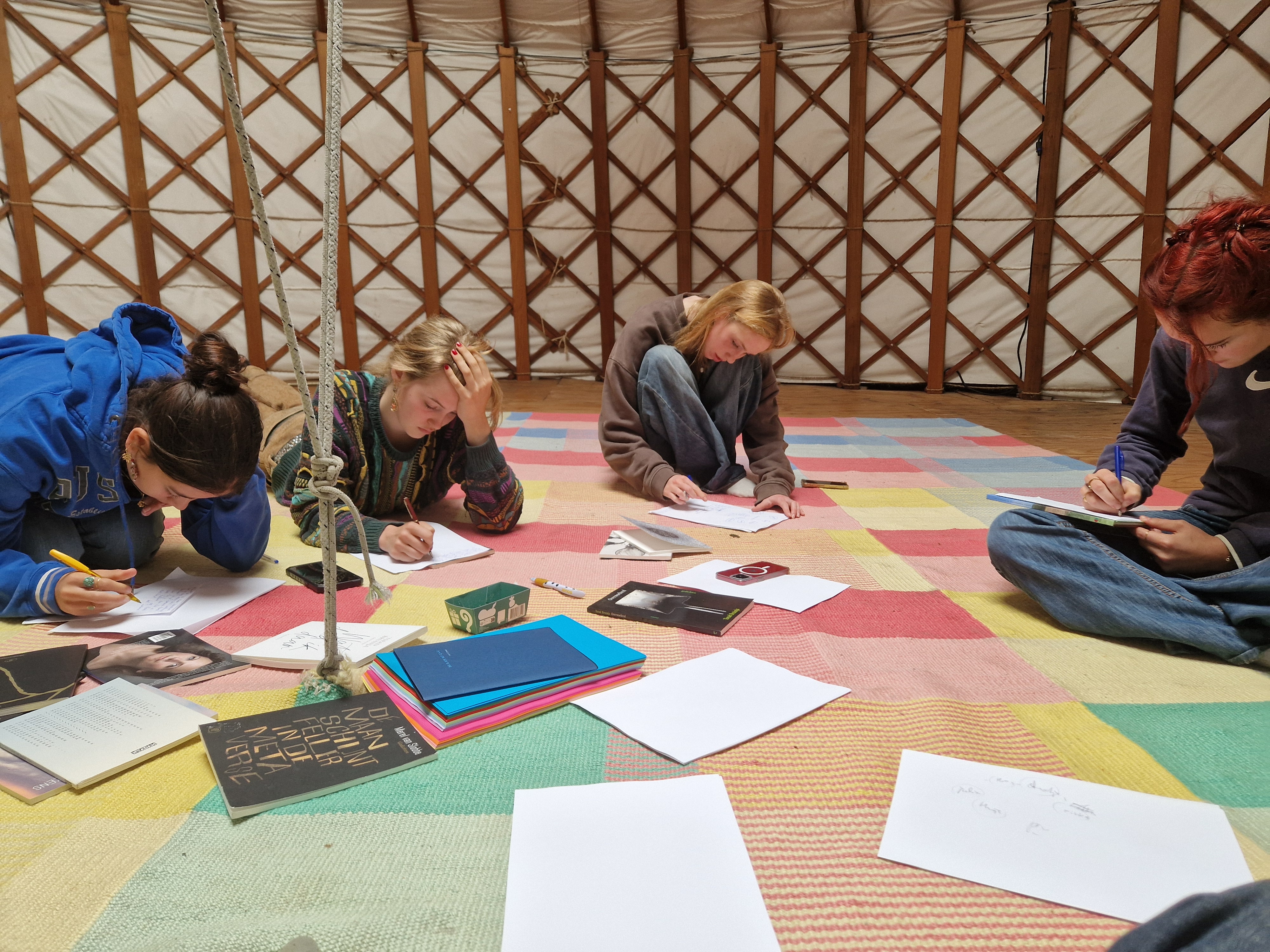 Creatief schrijven met Pim te Bokkel in de grote yurt