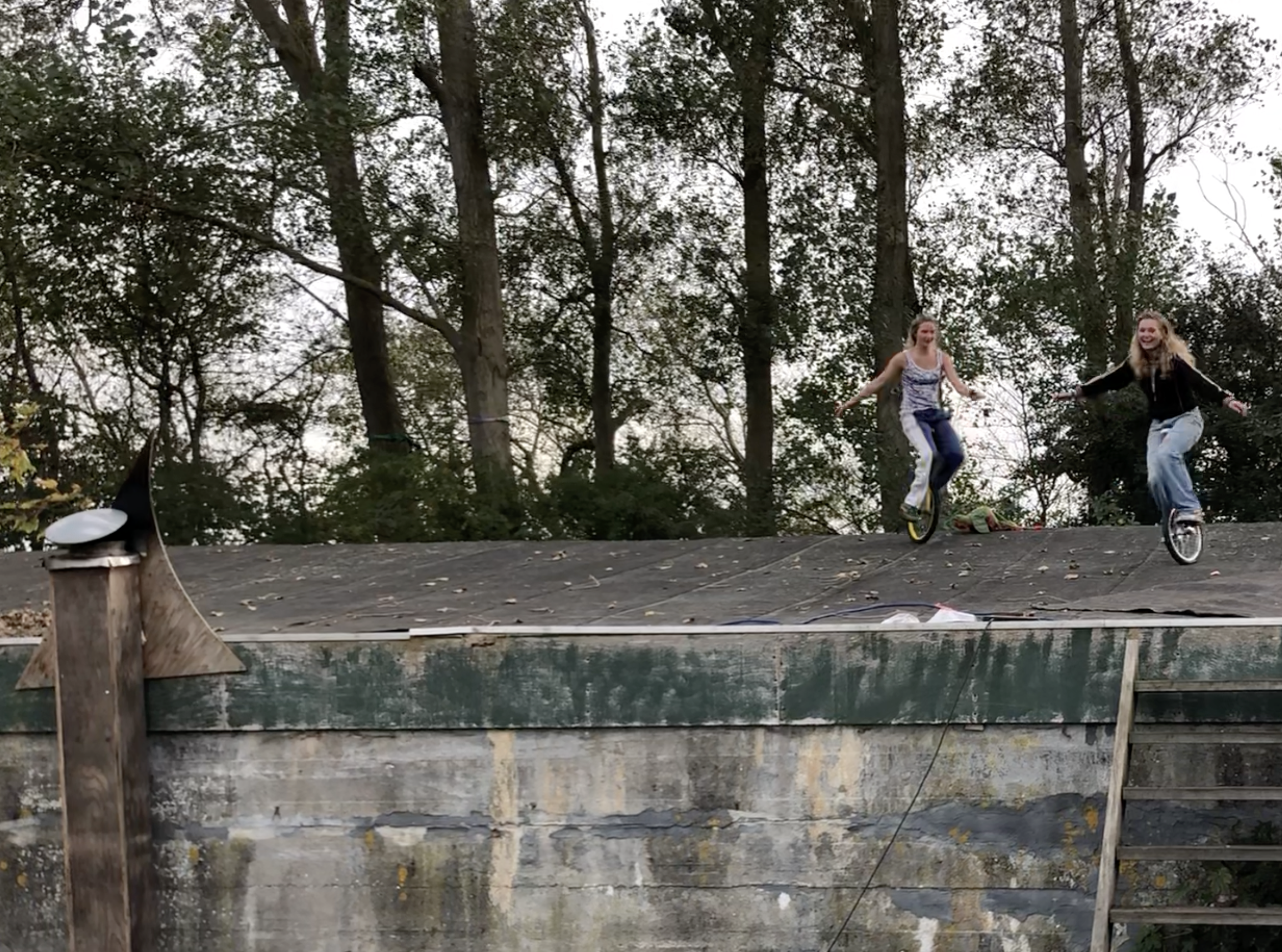 Fira en Moosje op het dak van de bunker